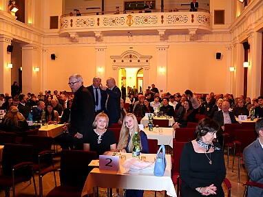 1755 - Usaďte se, budeme začínát